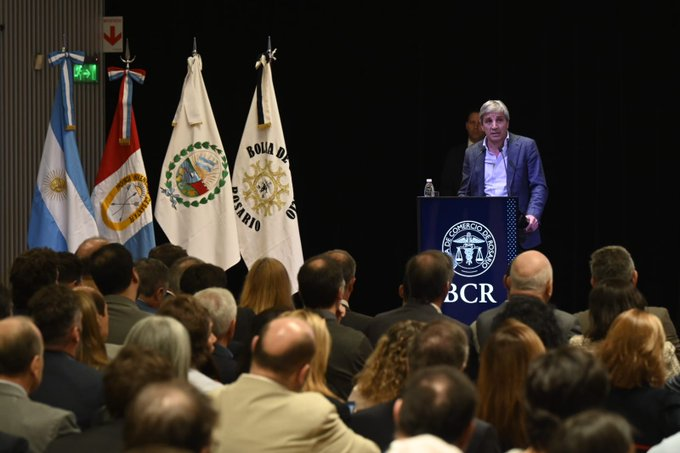 En su discurso en la Bolsa de Comercio de Rosario, Caputo pidió a los empresarios que "saquen los dólares del colchón".