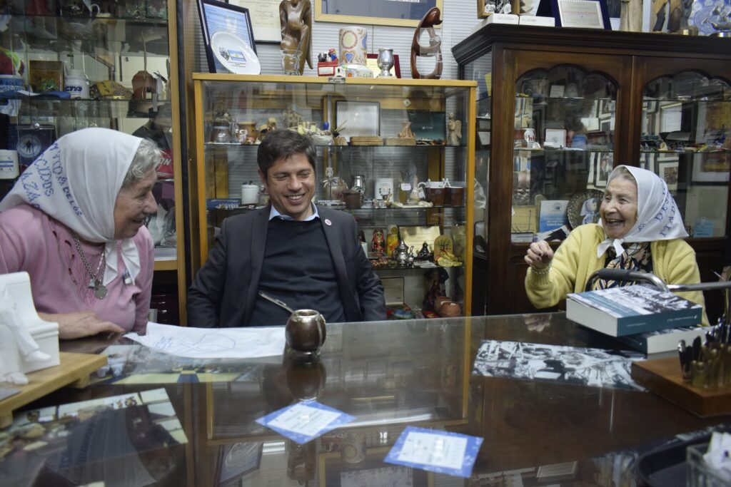El gobernador Axel Kicillof cuestionó a Milei por la intervención en la Universidad de las Madres de Plaza de Mayo.
