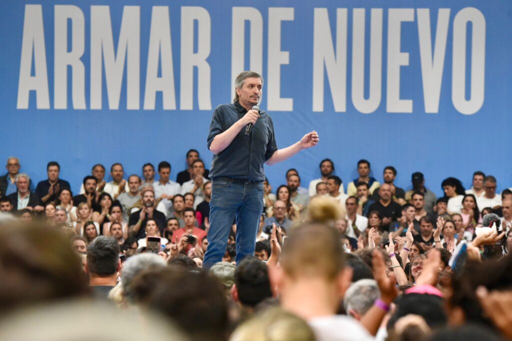 El referente de La Cámpora, Máximo Kirchner, encabezó el plenario "Armar de Nuevo" con advertencias al kicillofismo y críticas a Milei.