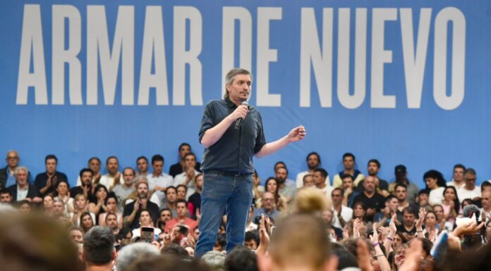 El referente de La Cámpora, Máximo Kirchner, encabezó el plenario "Armar de Nuevo" con advertencias al kicillofismo y críticas a Milei.