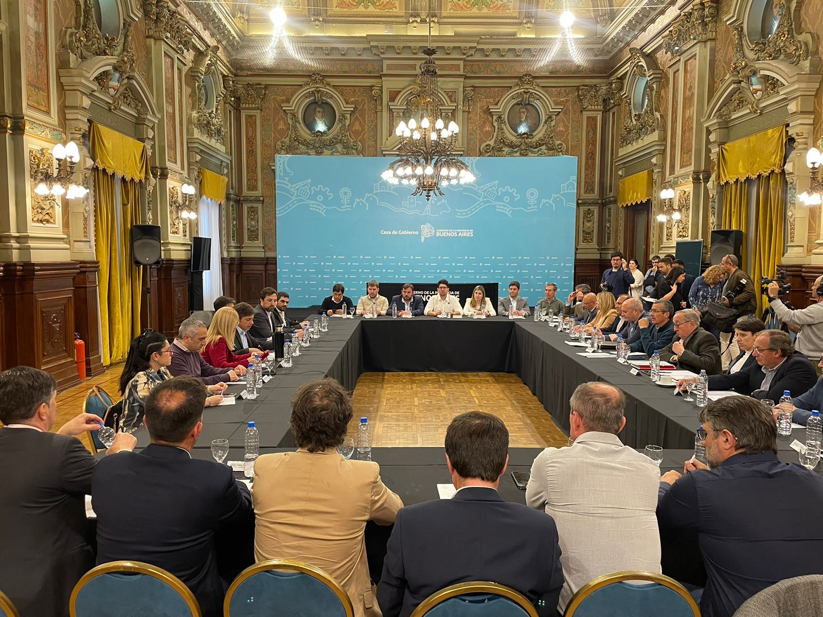 El encuentro de Kicillof con los intendentes radicales se llevó a cabo en el Salón Dorado de Gobernación.