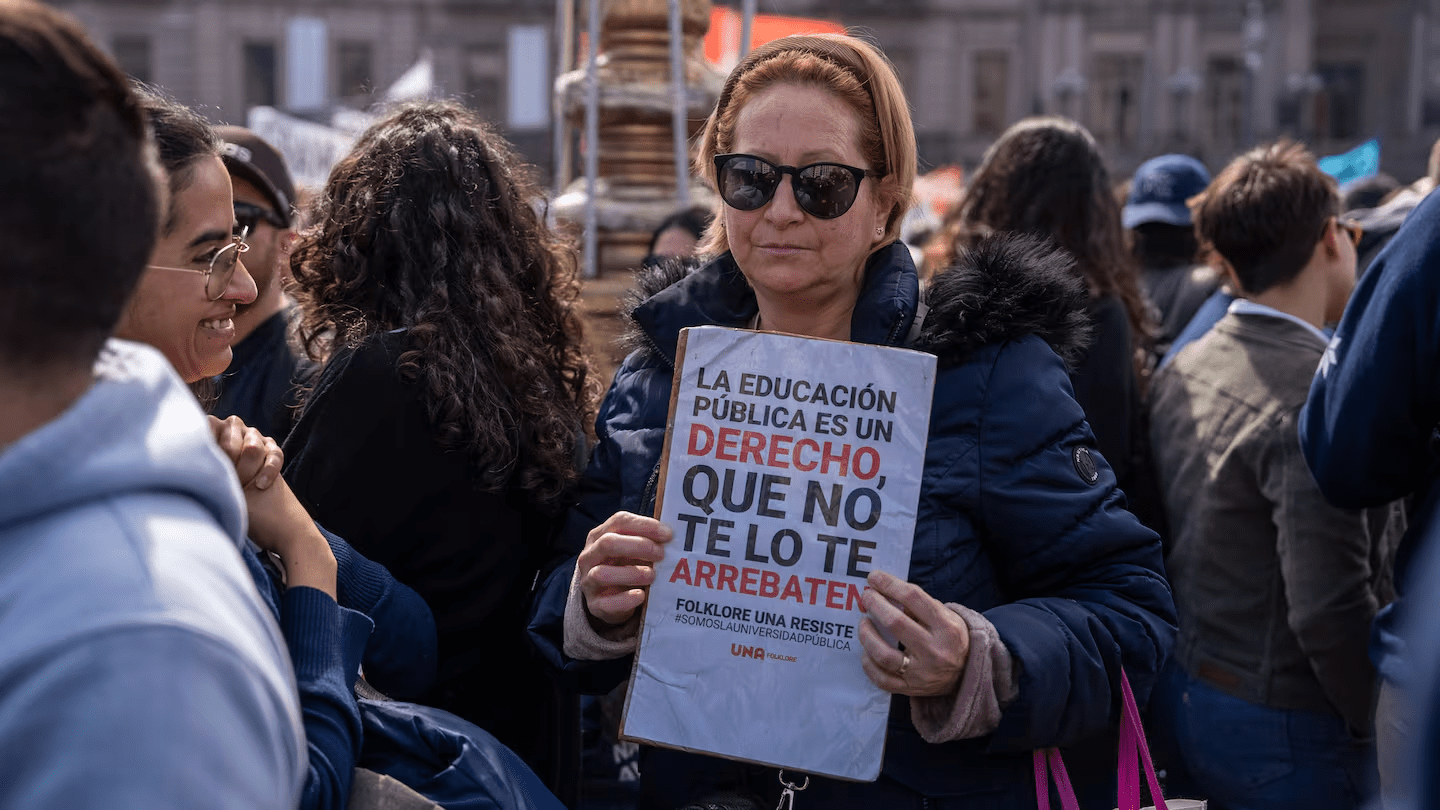 Estudiantes, docentes y no docentes concentraron en las inmediaciones del Congreso por el financiamiento universitario.