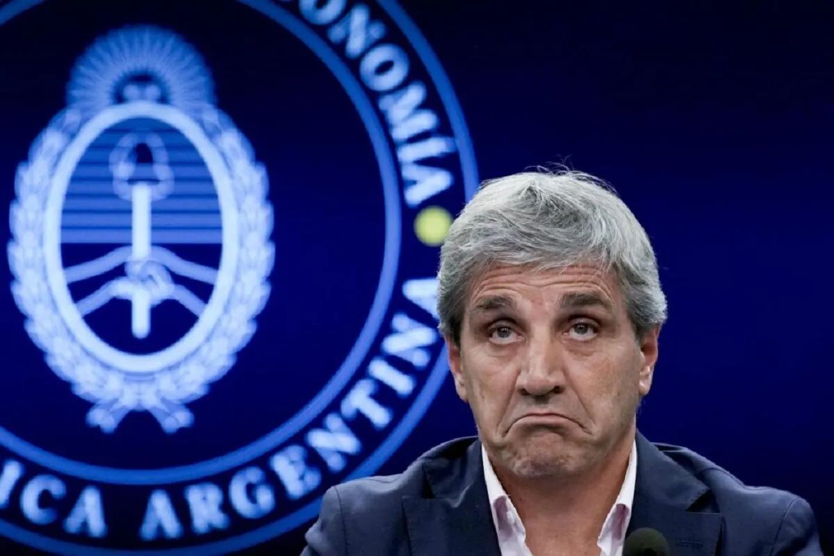 La oposición señala que la participación de Milei en el Congreso busca solapar la ausencia de Caputo que se niega a dar cuentas de la gestión económica en la Cámara baja. 
