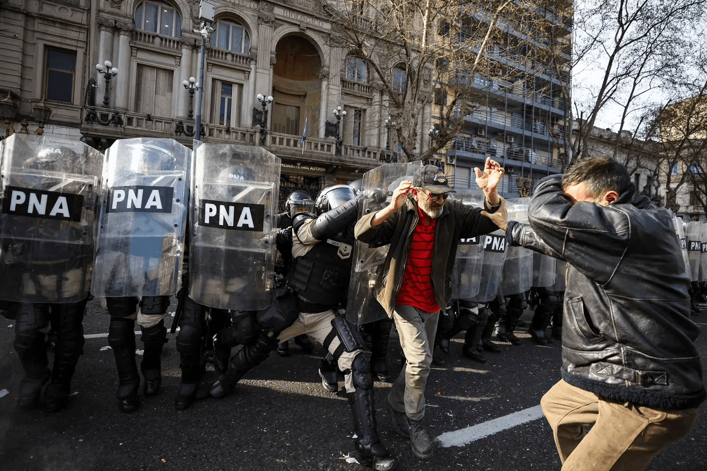 Represión en Congreso tras la aprobación del veto de Milei a la fórmula jubilatoria.