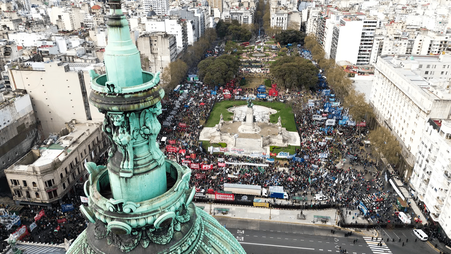 Movimientos sociales, sindicatos y estudiantiles se plegaron este martes a la marcha de los jubilados.