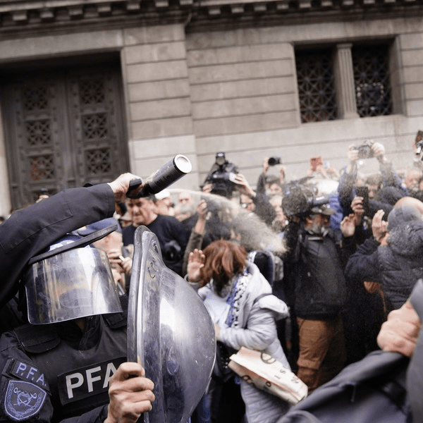 Incidentes frente a las inmediaciones del Congreso, tras la confirmación del veto de Milei.