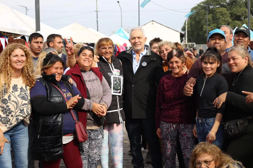 El intendente Alak con los trabajadores de la venta ambulante en el nuevo paseo de compras de Meridiano V.