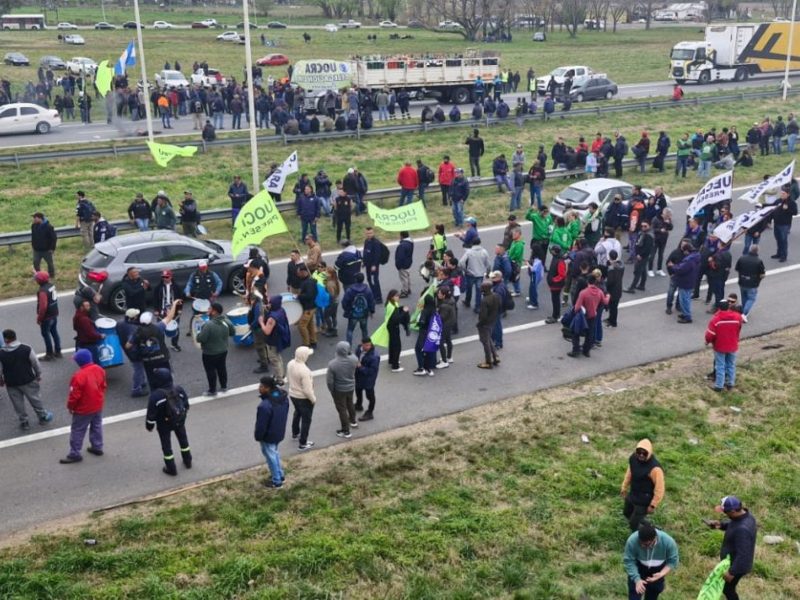 Los mas de 200 despidos en el proyecto CAREM llevaron a una gran protesta este lunes con participación de los sindicatos.