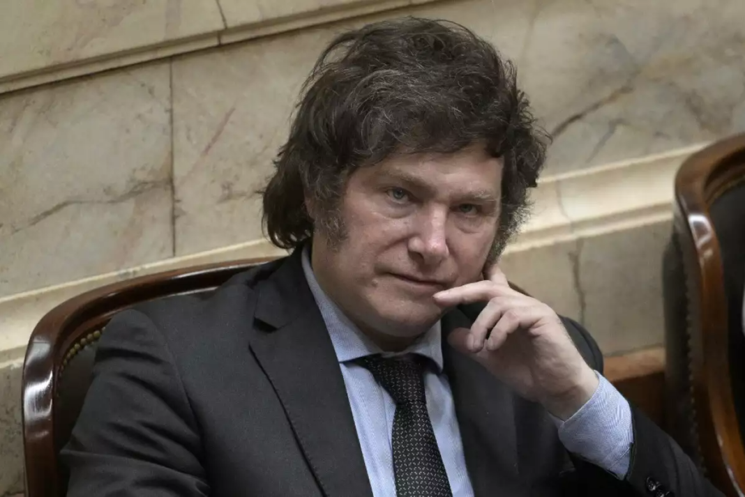 La desaprobación de la gestión del presidente Javier Milei subió en cuatro puntos en la última encuesta.