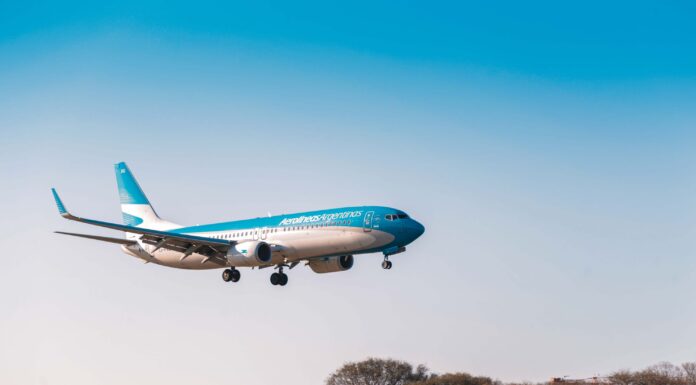 Los gremios aeronáuticos amenazan con un paro nacional de transporte, tras el decreto del Gobierno que autorizó la operación de aeronaves y tripulaciones extranjeras.