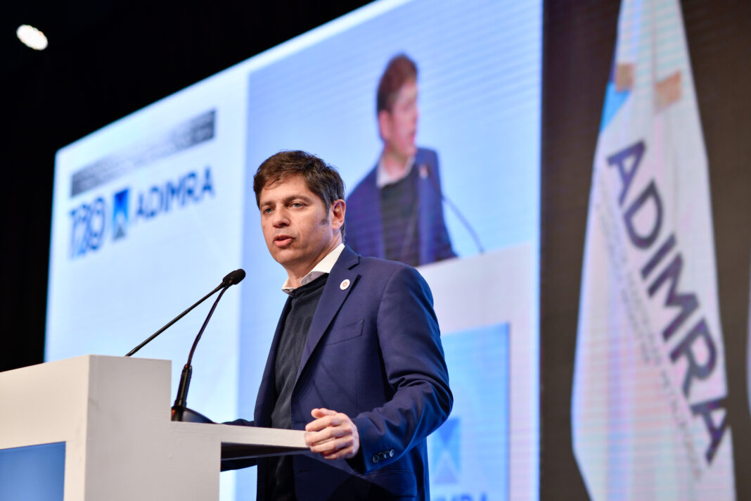 El gobernador bonaerense, Axel Kicillof, se consolida como el principal candidato de la oposición, en medio del clima creciente de descontento con el Gobierno nacional.