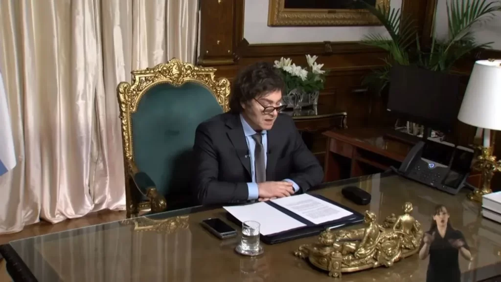 Pablo López calificó al DNU como un nuevo abuso de Milei e instó al ministro Caputo por la "irresponsabilidad" en su gestión. 