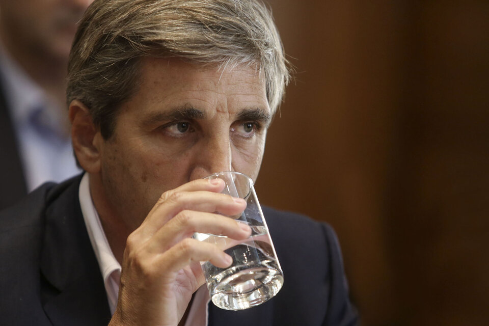 Ante la falta de financiación privada, Caputo recurre a la estructuración de deuda pública. 