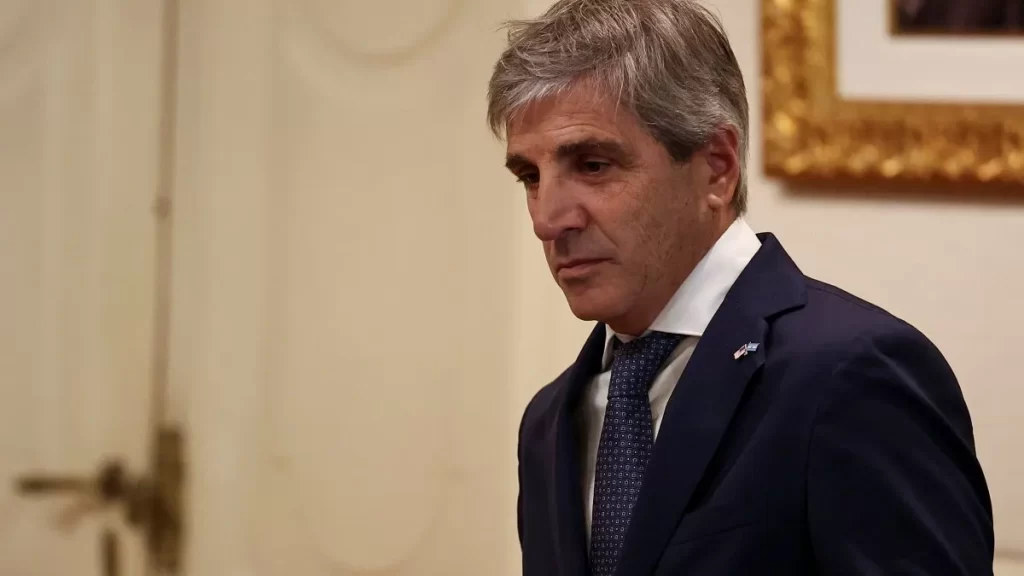 Cristina Kirchner insultó a Luis Caputo con un video de archivo de Milei: "Mira lo que decía de vos tu jefe actual, bobo"