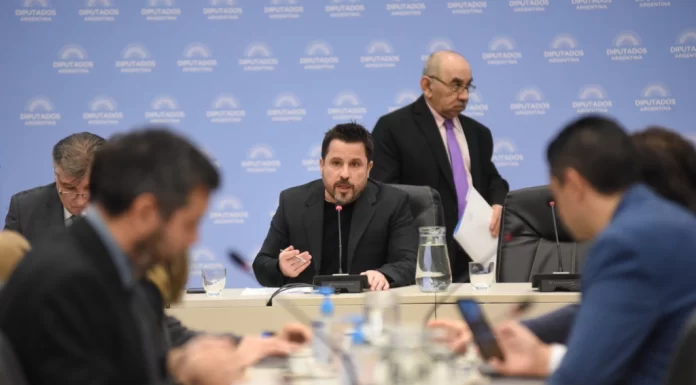 Con apoyo del kirchnerismo, el Gobierno bloquea proyecto que restringe la “cuota solidaria” y limita las reelecciones indefinidas de los sindicatos.