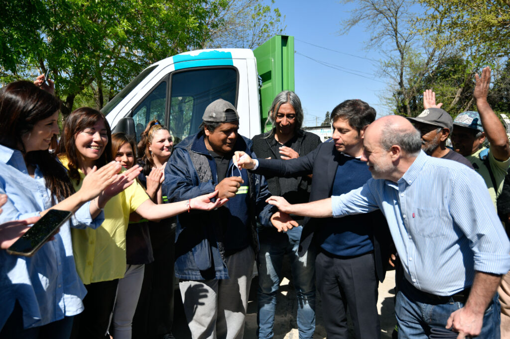 El gobernador Axel Kicillof entregó un camión para la gestión de residuos e indumentaria para los trabajadores.