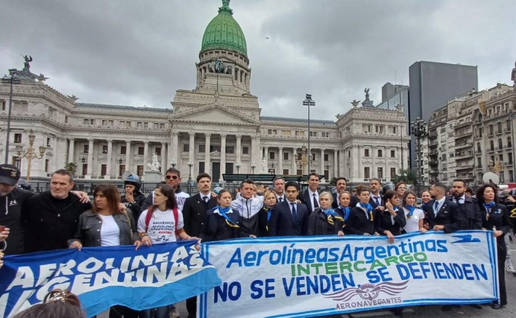 Masiva movilización al Congreso de trabajadores de Aerolíneas Argentinas contra la privatización de la empresa.
