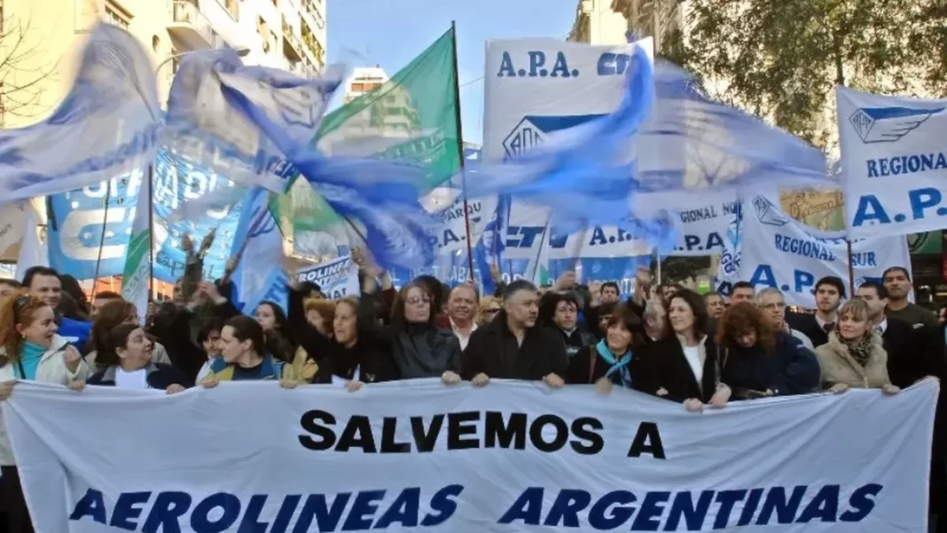 Los aeronavegantes y gremios del transporte marchan este miércoles al Congreso contra la privatización de Aerolíneas Argentinas.