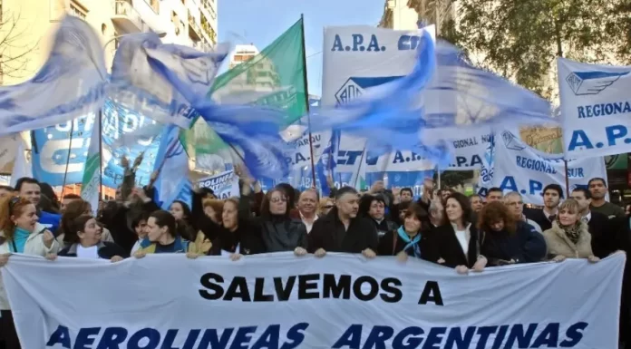 Los aeronavegantes y gremios del transporte marchan este miércoles al Congreso contra la privatización de Aerolíneas Argentinas.