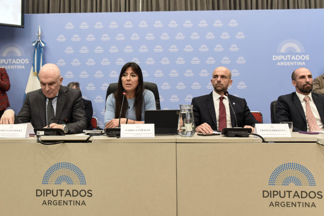 Diputados definió que la semana entrante continuará el debate para avanzar con la privatización de Aerolíneas Argentinas.