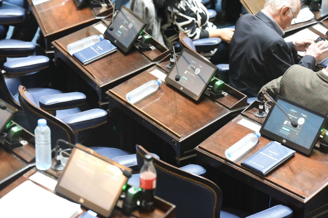 En la Cámara de Diputados el peronismo apeló a aliados clave, faltazos y abstenciones para aprobar el RIGI bonaerense. ¿Cómo votó cada bloque? El juego de mayorías del oficialismo y los antecedentes.