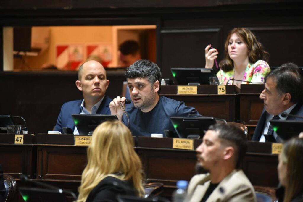 El diputado de La Cámpora, Facundo Tignanelli, presentó un proyecto para que las empresas de luz no corten el servicio a los usuarios que tengan deudas.