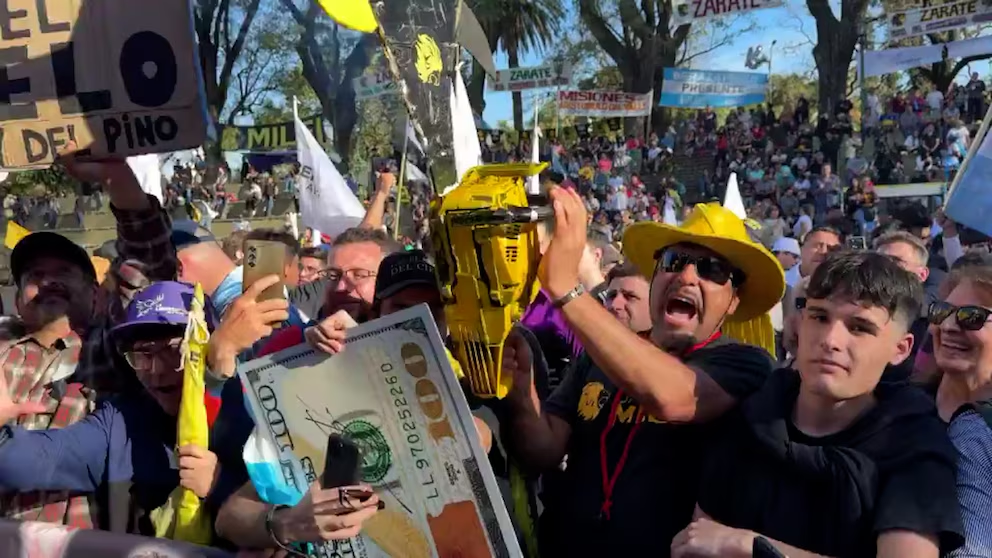 Desde temprano los militantes libertarios se aglutinaron en Parque Lezama para escuchar a Javier Milei.