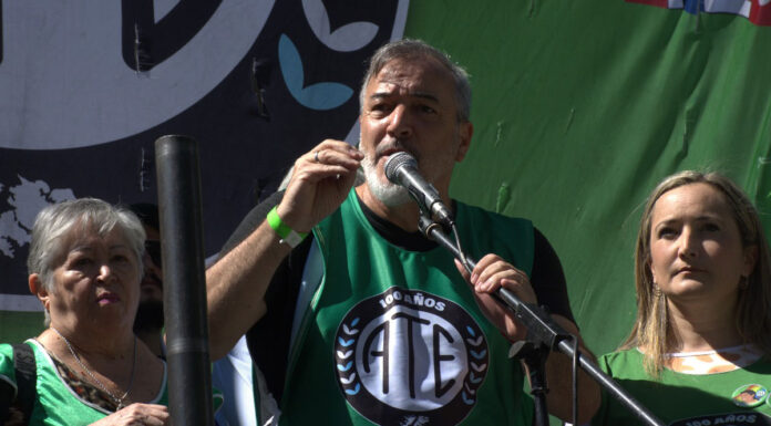 ATE rechazó la paritaria de 2% que ofertó el Ejecutivo nacional y apuntó contra UPCN. “Es muy difícil aceptar que existan otros sindicatos dispuestos a avalar semejante entrega”, afirmaron.
