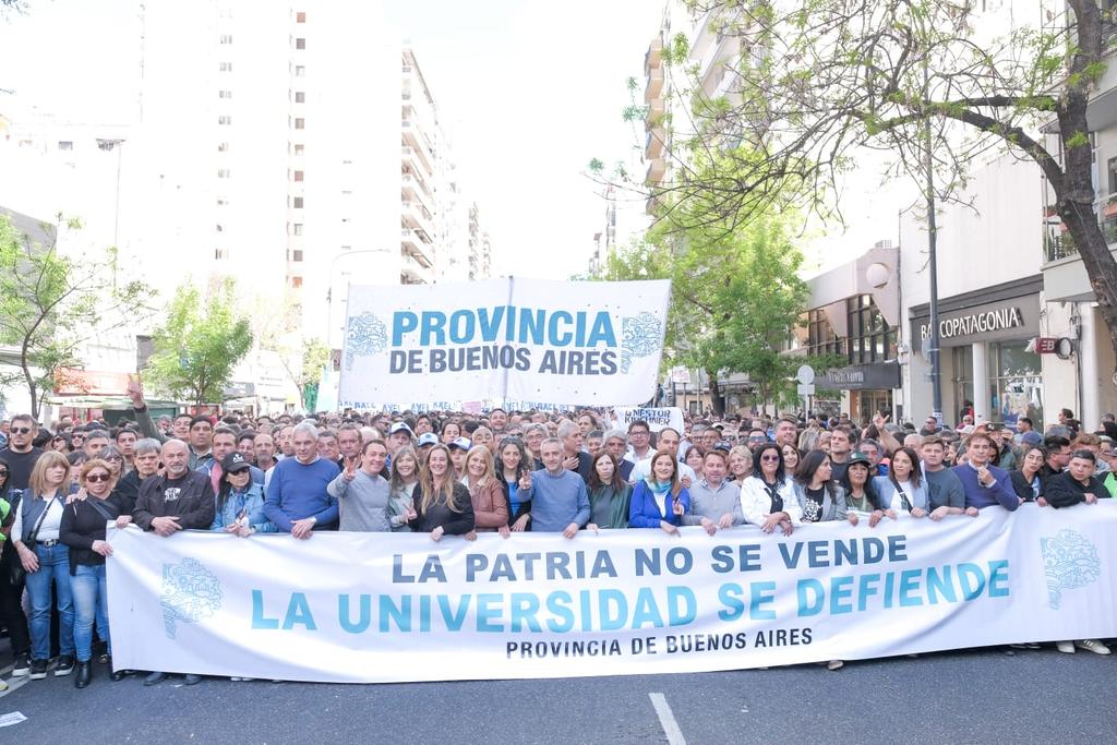 La vicegobernadora Verónica Magario participa de la marcha universitaria junto con funcionarios bonaerenses.