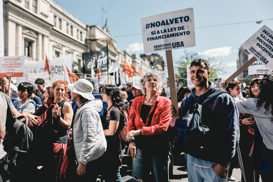 Miles de personas se marcharon al Congreso contra el veto a la Ley de Financiamiento Universitario.