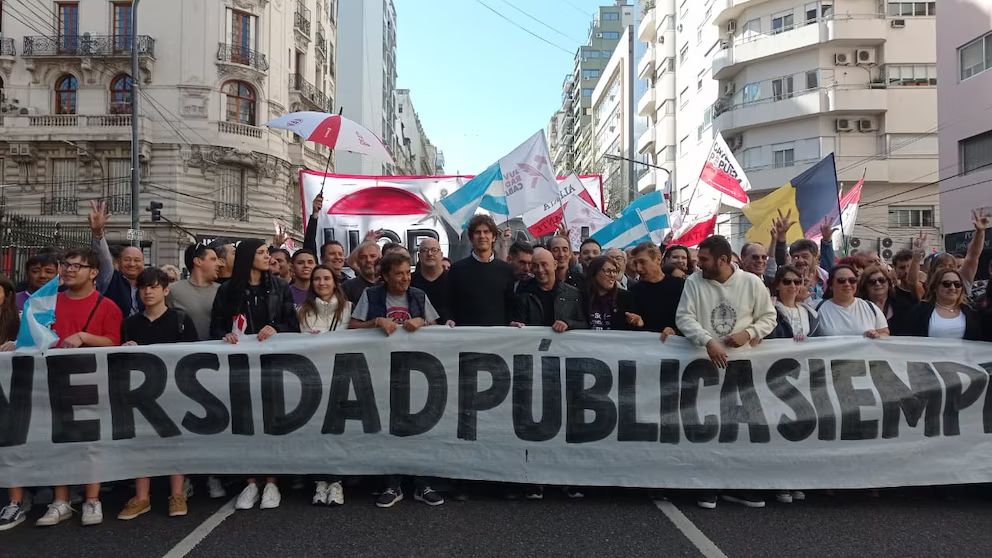 El presidente de la UCR, Martín Lousteau, encabeza una columna del radicalismo en la Marcha Universitaria
