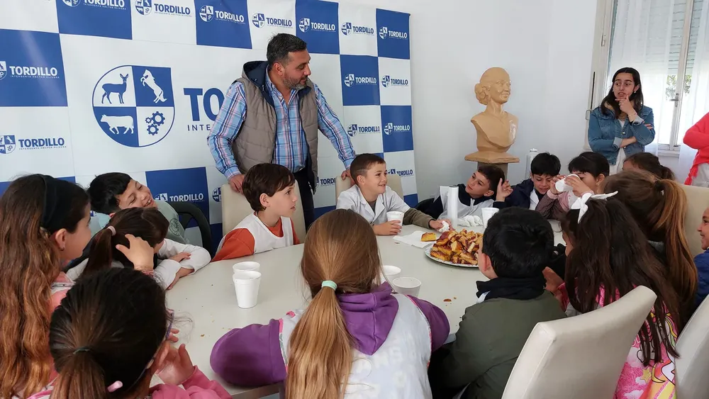 Tordillo: el intendente interino, Alberto Farías recibió a los niños de la Escuela Primaria N°1.