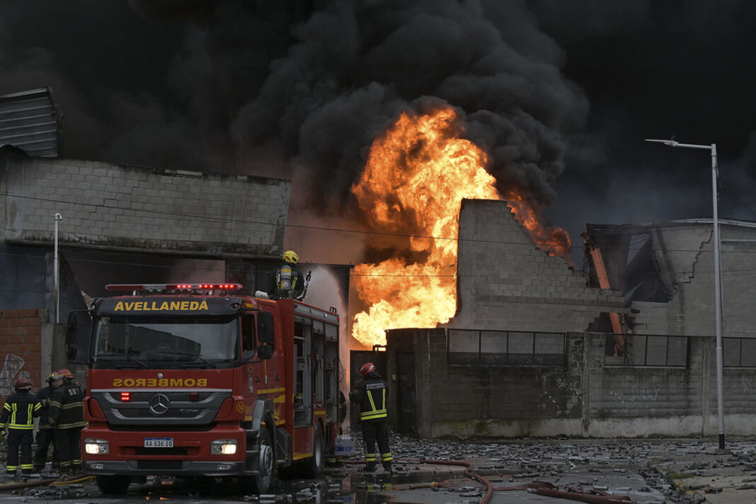 Un voraz incendio arrasó esta madrugada con una fábrica de cables de Avellaneda por razones que aún se desconocen.