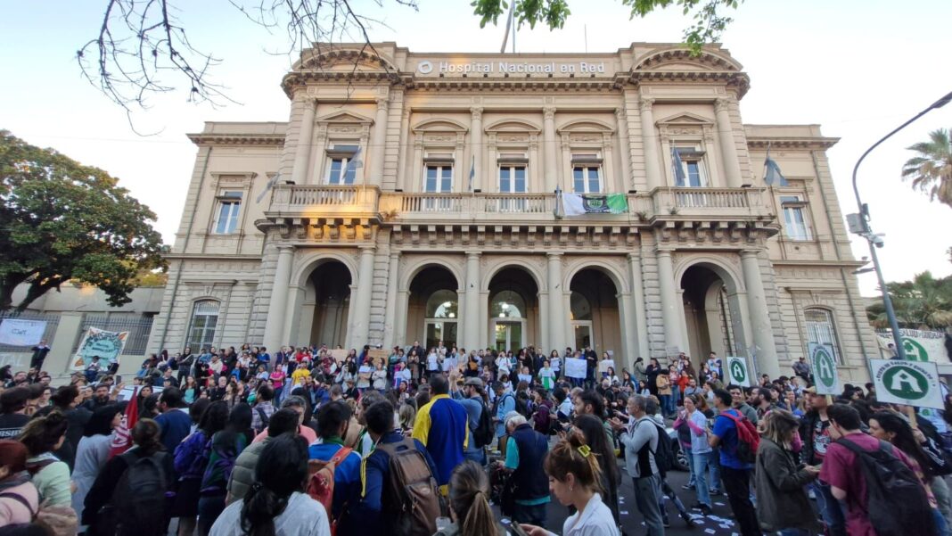 El Gobierno de Milei, a través de su nuevo Ministro de Salud, anunció el cierre del Hospital Bonaparte dedicado a la salud mental.