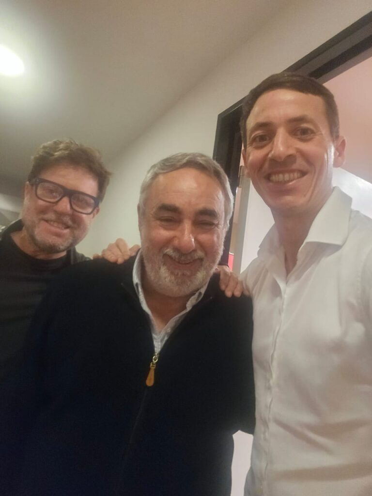 Miguel Fernández celebró el triunfo de la Lista 23 en la UCR bonaerense junto a Ariel Bordaisco y Diego Garciarena.