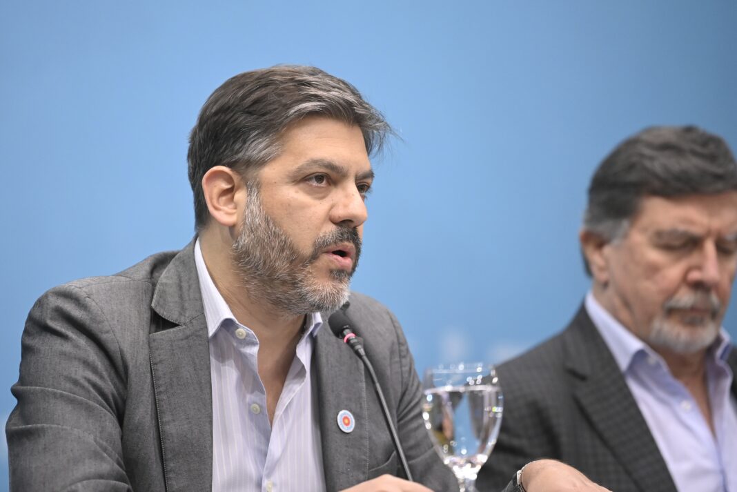 El ministro de Gobierno bonaerense, Carlos Bianco, criticó la aprobación de la Boleta Única de Papel y apuntó a la administración de Milei.