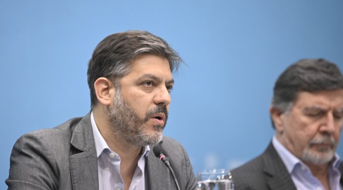 El ministro de Gobierno bonaerense, Carlos Bianco, criticó la aprobación de la Boleta Única de Papel y apuntó a la administración de Milei.