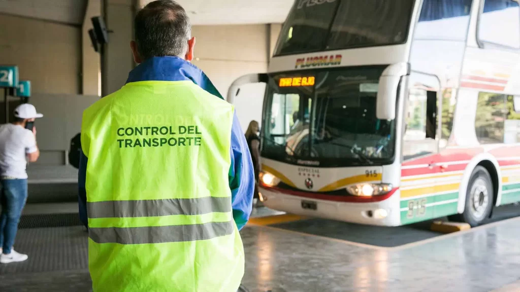 La desregulación del transporte dejará por fuera a las líneas que recorren el AMBA, según fuentes oficiales.