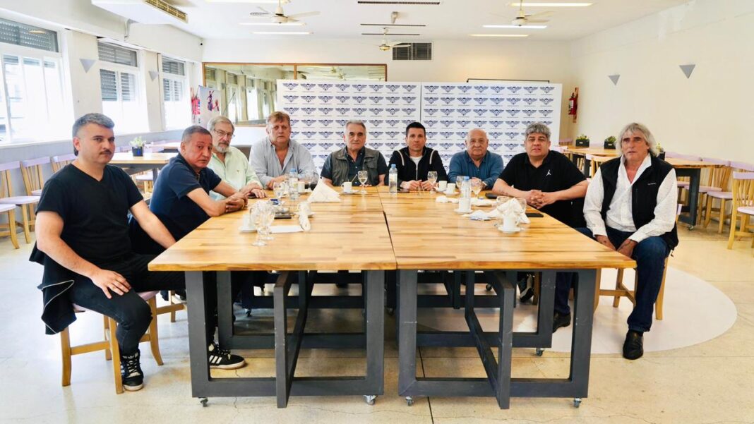 Con desacuerdos internos, los gremios definirán este martes en un plenario si efectúan o no un paro de transporte para el 17 de octubre.