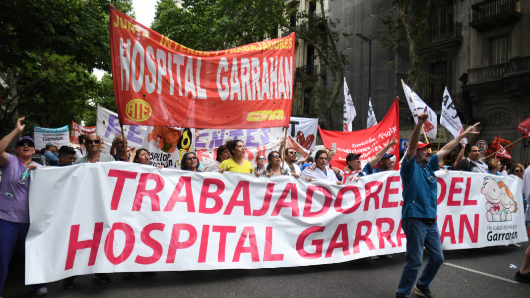 Trabajadores del hospital Garrahan, realizan un paro de 48 horas, y marcharon a las 11 horas al Ministerio de Economía de la Nación.