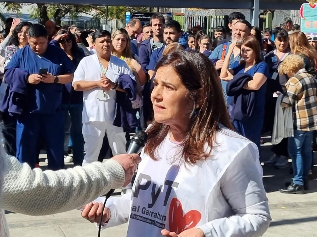 Trabajadores de del hospital Garrahan, realizan un paro de 48 horas, y marcharon a las 11 horas al Ministerio de Economía de la Nación.