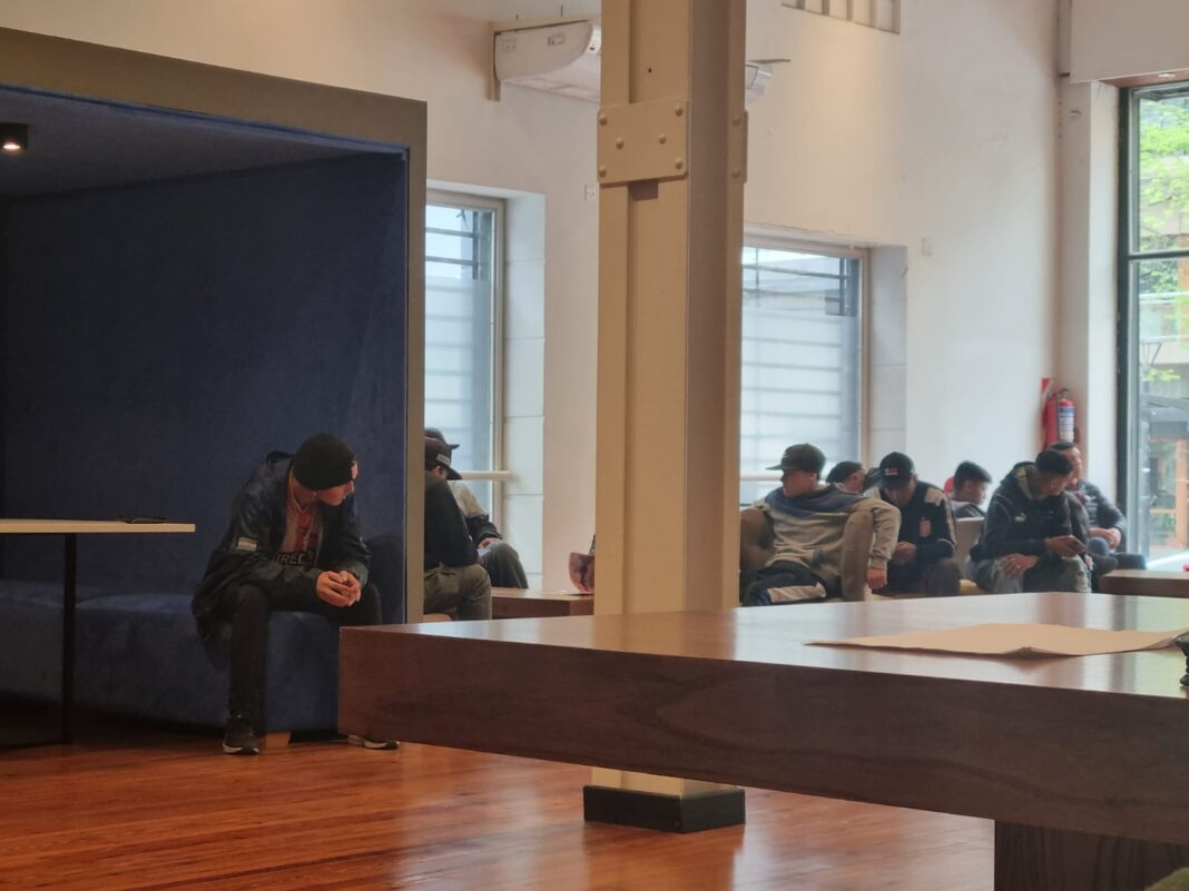 Un grupo de barrabravas entraron al Comité Provincia de la UCR bonaerense y le pusieron más picante a la definición electoral del partido centenario.