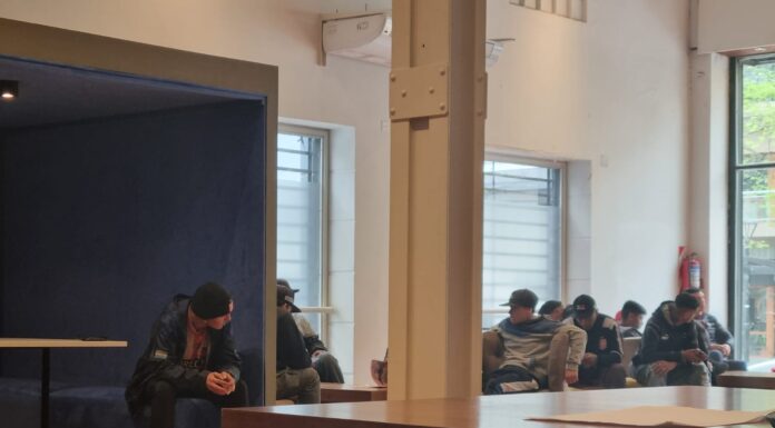 Un grupo de barrabravas entraron al Comité Provincia de la UCR bonaerense y le pusieron más picante a la definición electoral del partido centenario.