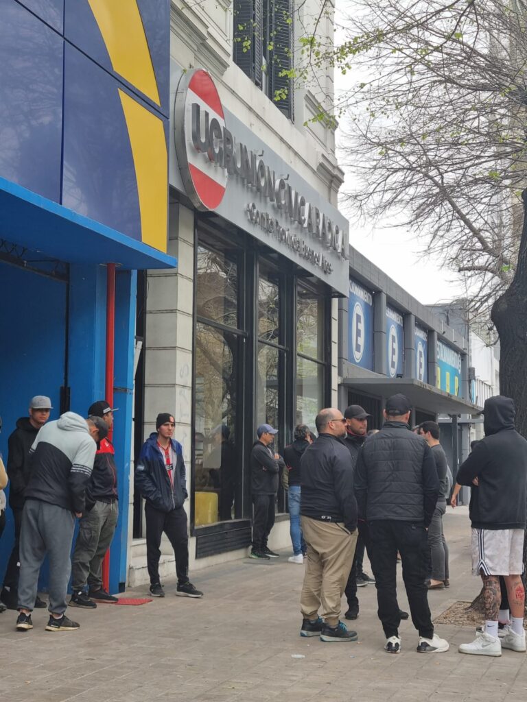 Barrabravas se agolparon en la puerta del Comité Provincia de la UCR bonaerense.