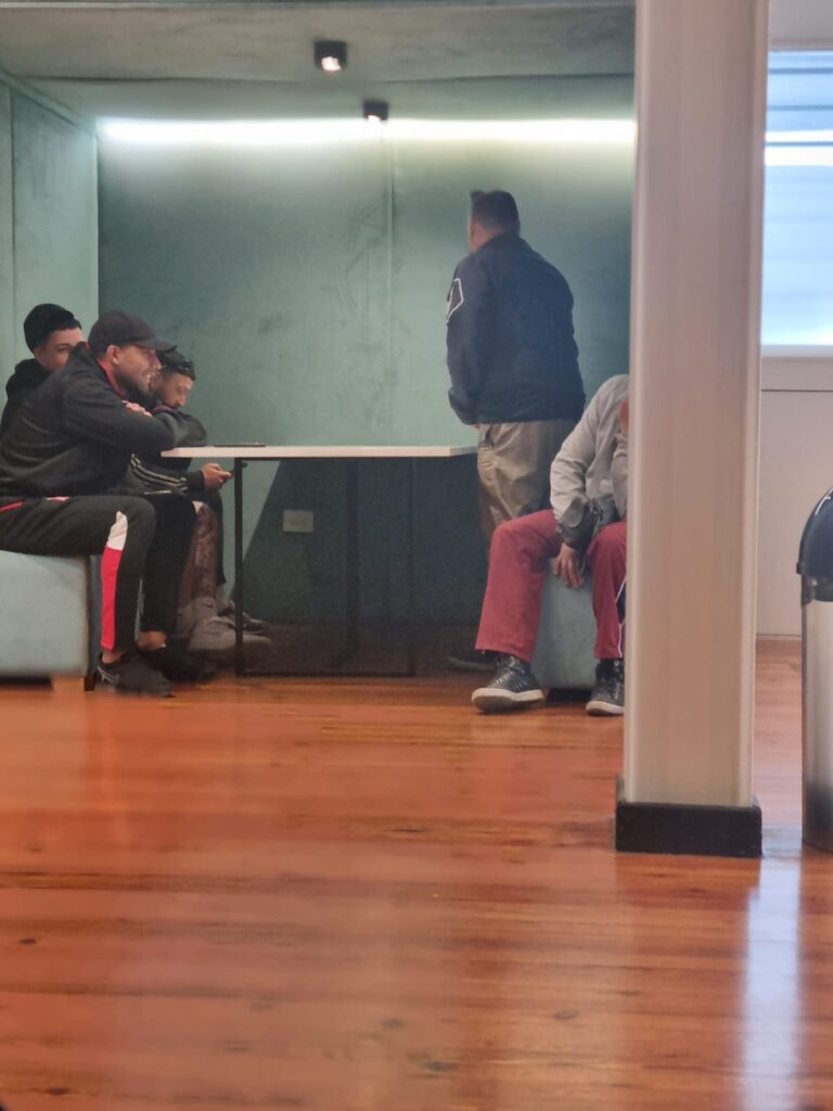 Barrabravas en el interior del Comité Provincia de la UCR bonaerense.