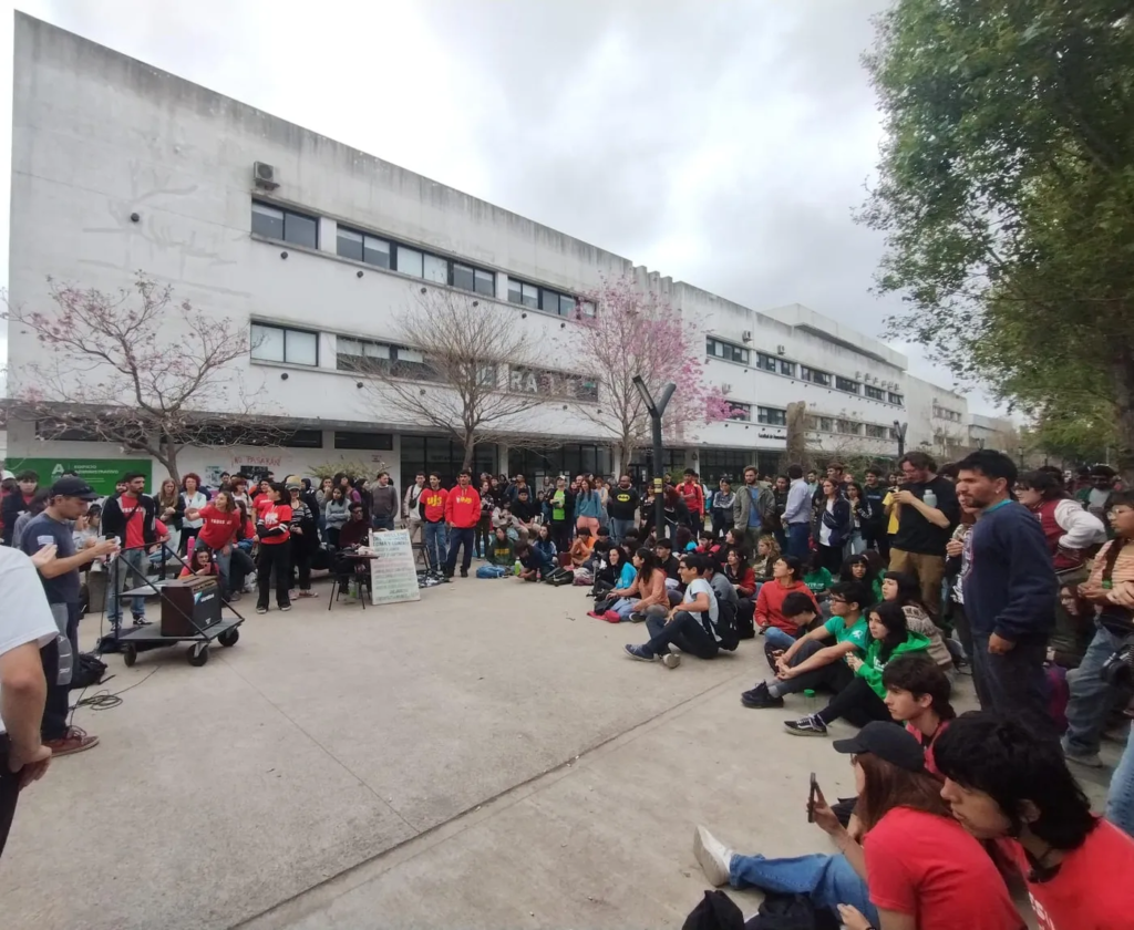 Asamblea en la Facultad de Humanidades donde estudiantes decidieron tomar el rectorado de la UNLP por el veto de Milei.