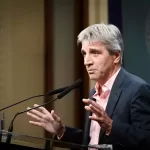 Caputo amenazó con cerrar sedes del Banco Nación por el aumento de las tasas municipales En medio del conflicto por las tasas municipales, Caputo amenazó con cerrar sedes del Banco Nación en localidades que las incrementen.