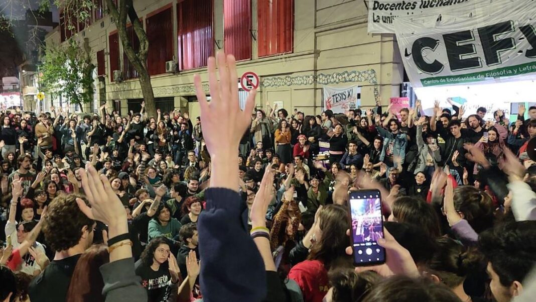 Estudiantes de todo el país se expresaron en repudio al veto que rige sobre el financiamiento universitario y que se define hoy en Diputados.