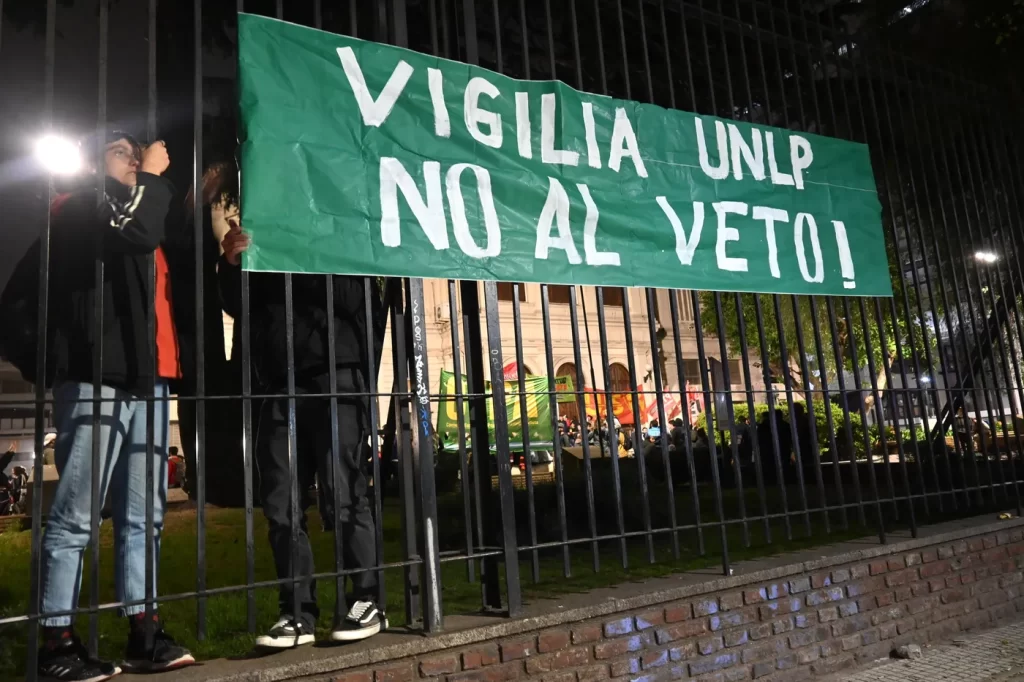 En la antesala al debate por la vigencia del veto al financiamiento universitario, los estudiantes realizaron una vigilia en el Rectorado de la UNLP. 