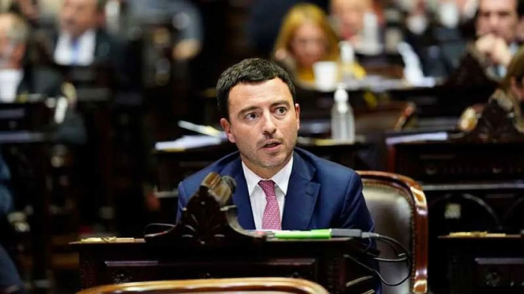 "Es falso que el aumento a las universidades puede quebrar el equilibrio fiscal", De Loredo.